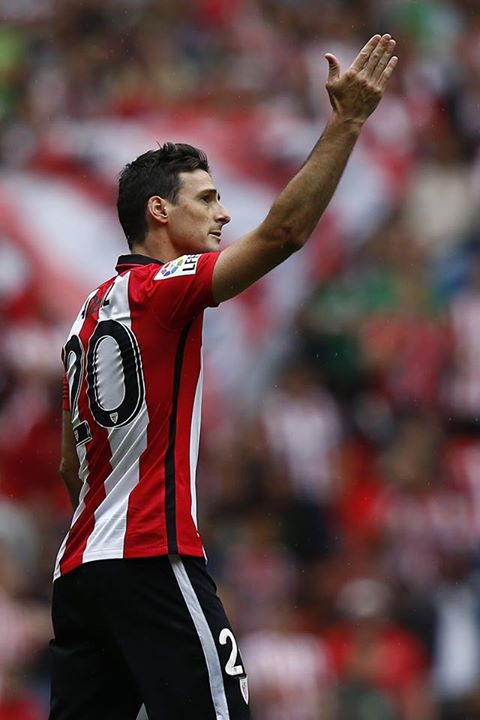 <p>Aritz Aduriz celebra uno de sus dos goles en la victoria ante el Getafe CF (3-1) en la primera jornada de Liga</p>