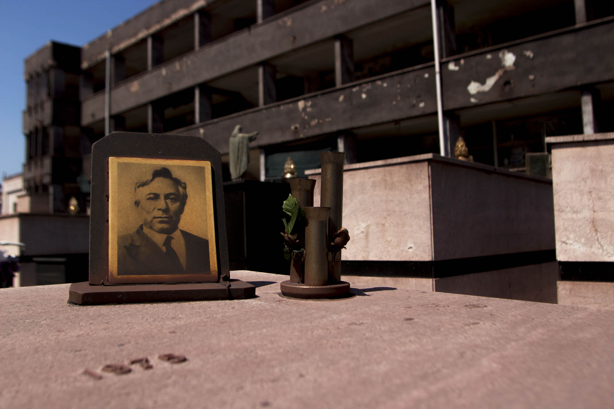 <p>Lápidas y edificio del cementerio teñidos por el polvo de óxido.</p>