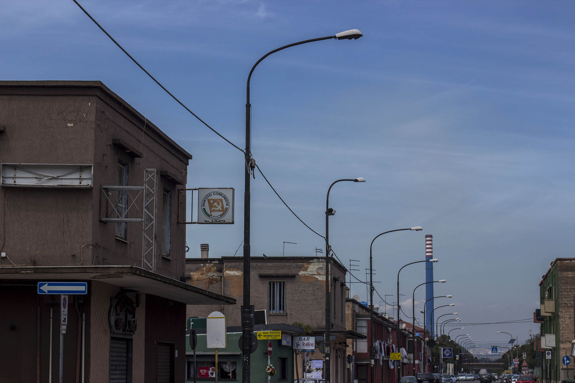 <p>Vía Orsini, la avenida principal del barrio de Tamburi con una de las chimeneas de Ilva al fondo.</p>