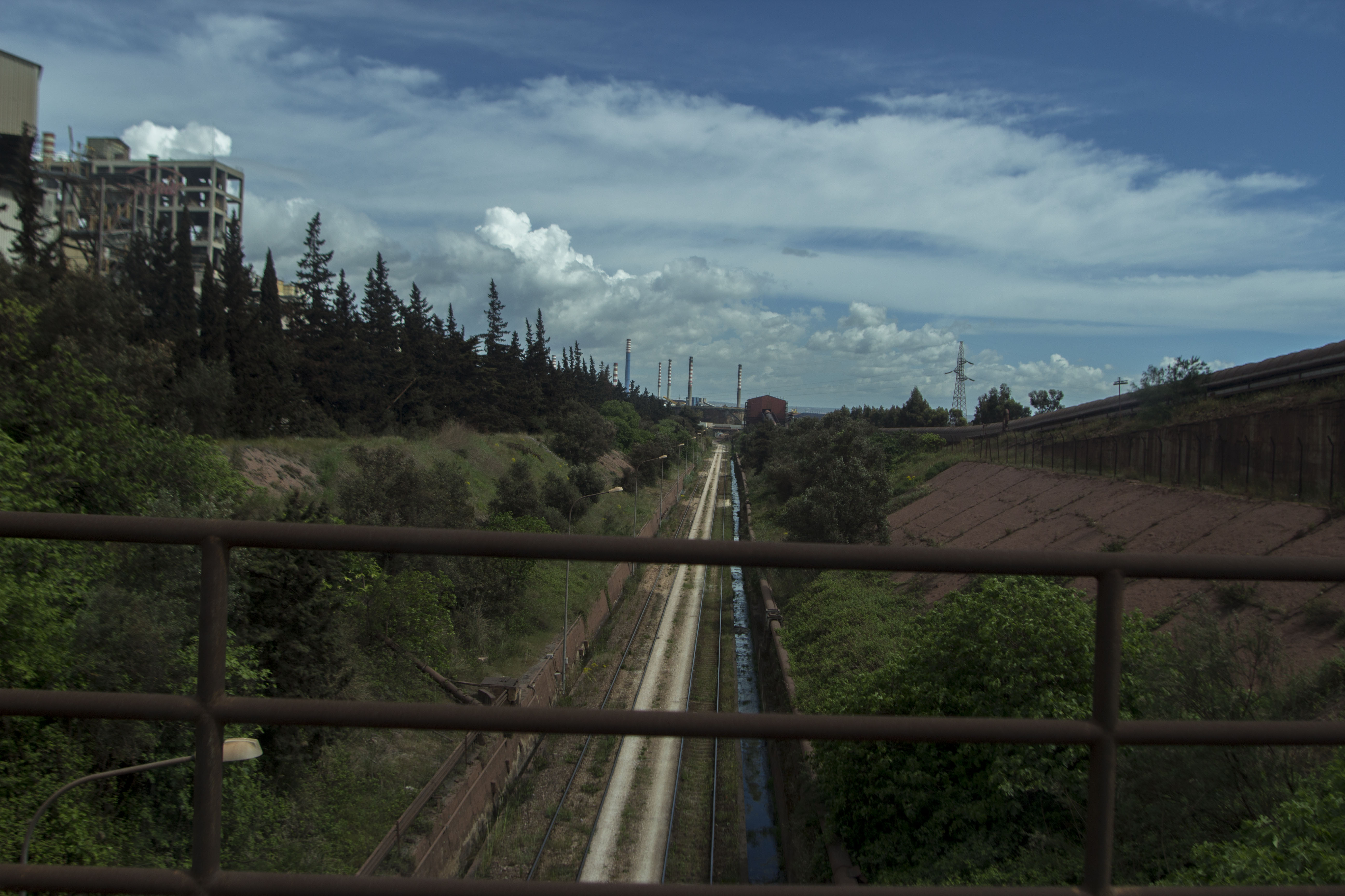 <p>Campos llenos de polvo de óxido alrededor de Ilva, la fábrica de acero.</p>