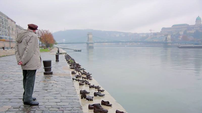 <p>Fotograma de <em>La encrucijada de Ángel Sanz Briz</em>. Cientos de zapatos clavados junto al Danubio recuerdan a las víctimas del nazismo.</p>