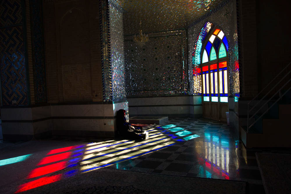 <p>Mujer rezando en una mezquita de Kashan (Eva Murgui)</p>