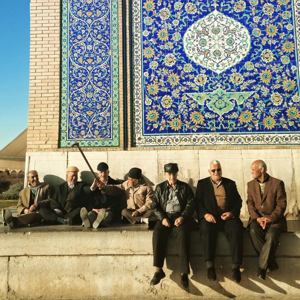 <p>Hombres tomando el sol en la mezquita Lotf Allah de Esfahan (Eva Murgui)</p>