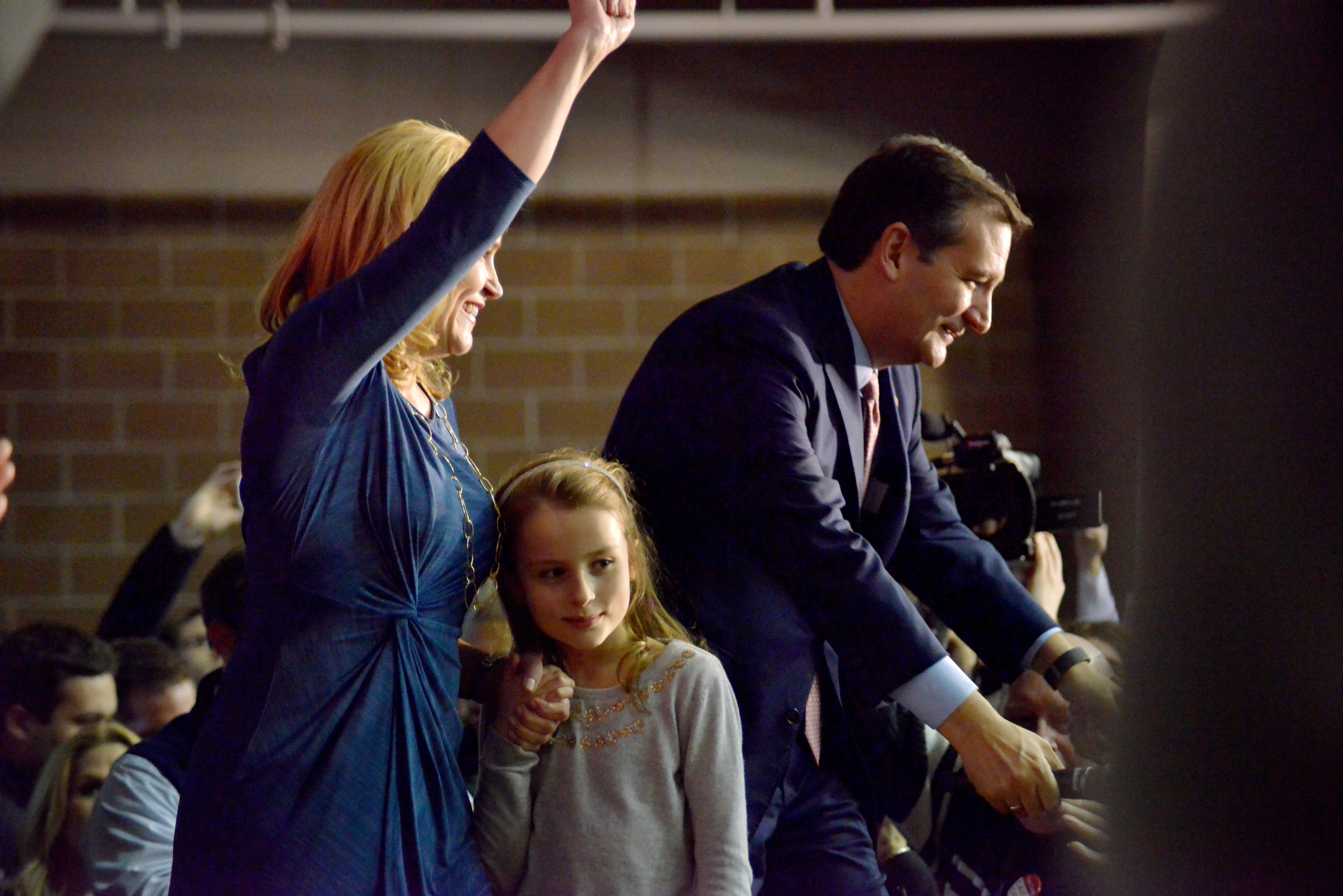<p>Ted Cruz junto a su mujer y su hija en el mitín de celebración de la victoria.</p>