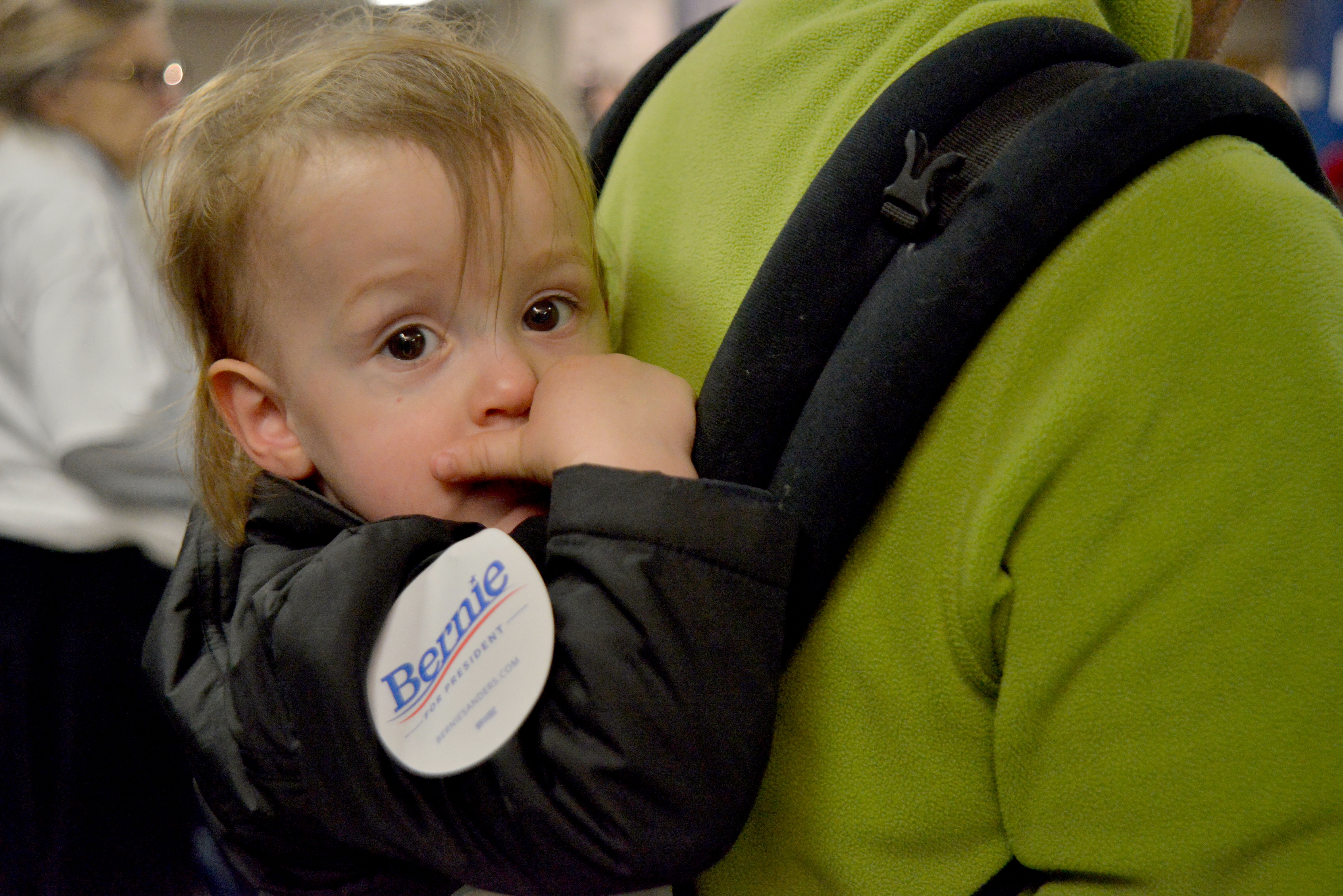 <p>Un bebé con una chapa de apoyo a Bernie Sanders.</p>