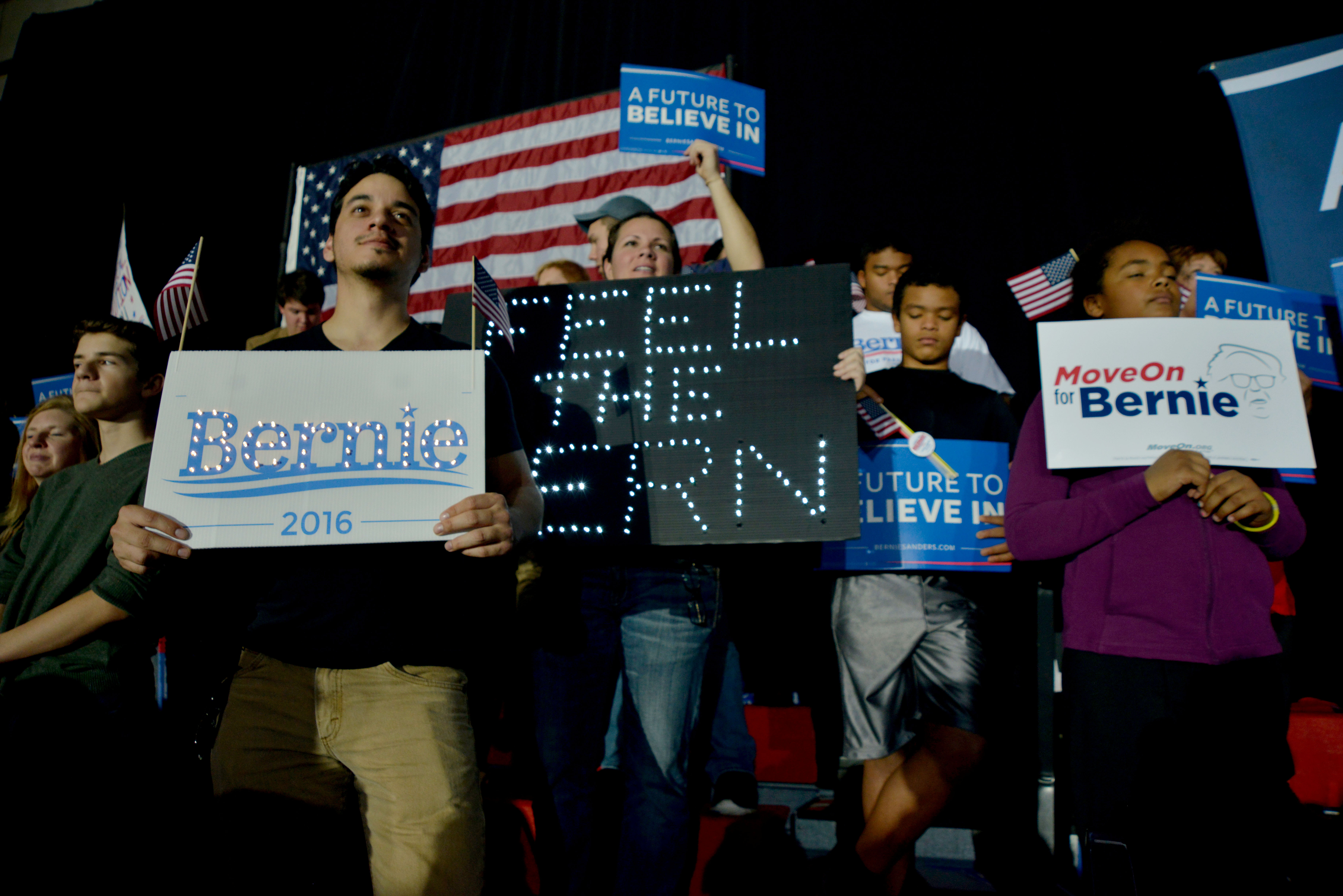 <p>Jóvenes simpatizantes de Bernie Sanders en uno de sus últimos mítines antes de los caucus.</p>