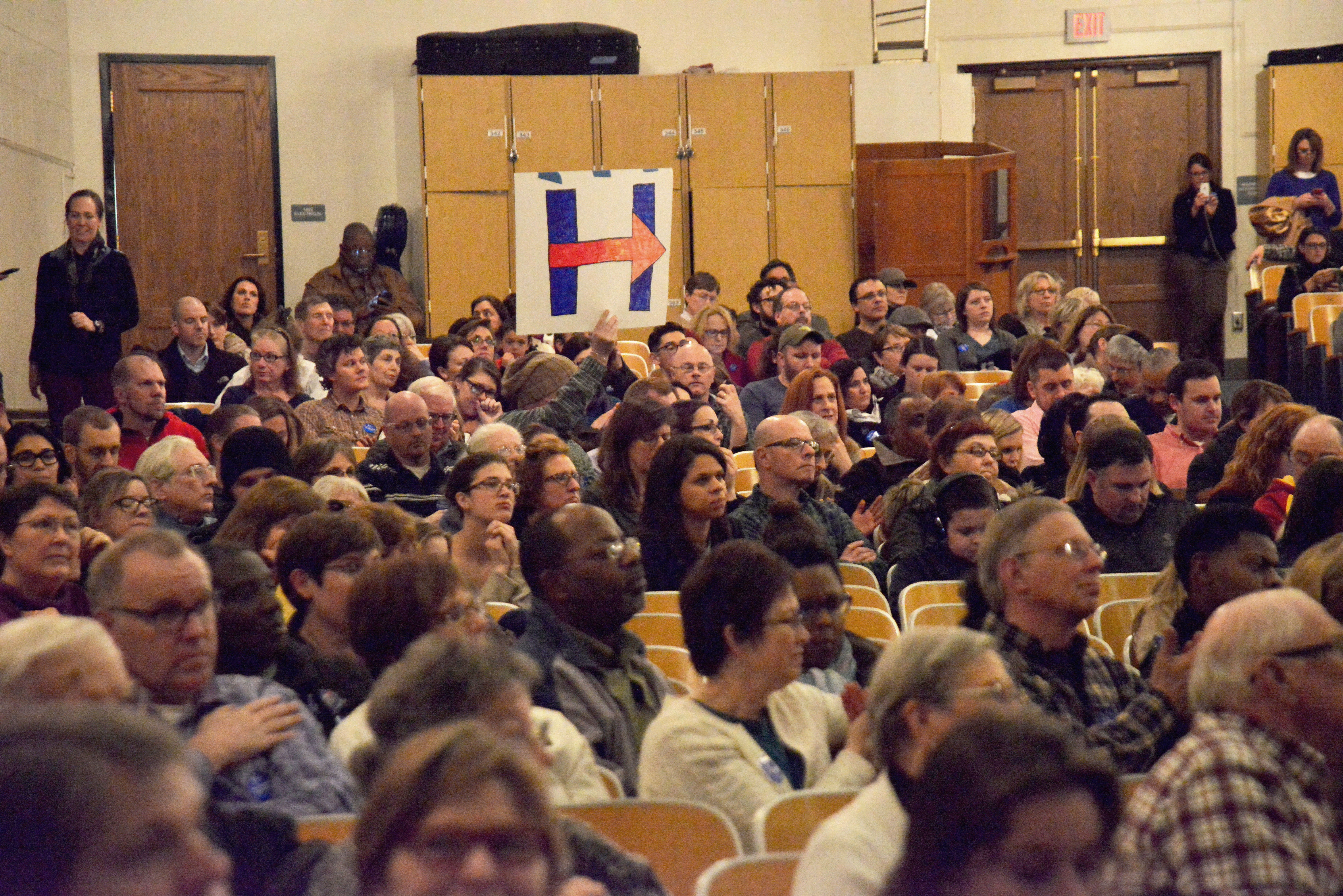 <p>Grupo de demócratas defendiendo la candidatura de Hillary Clinton.</p>