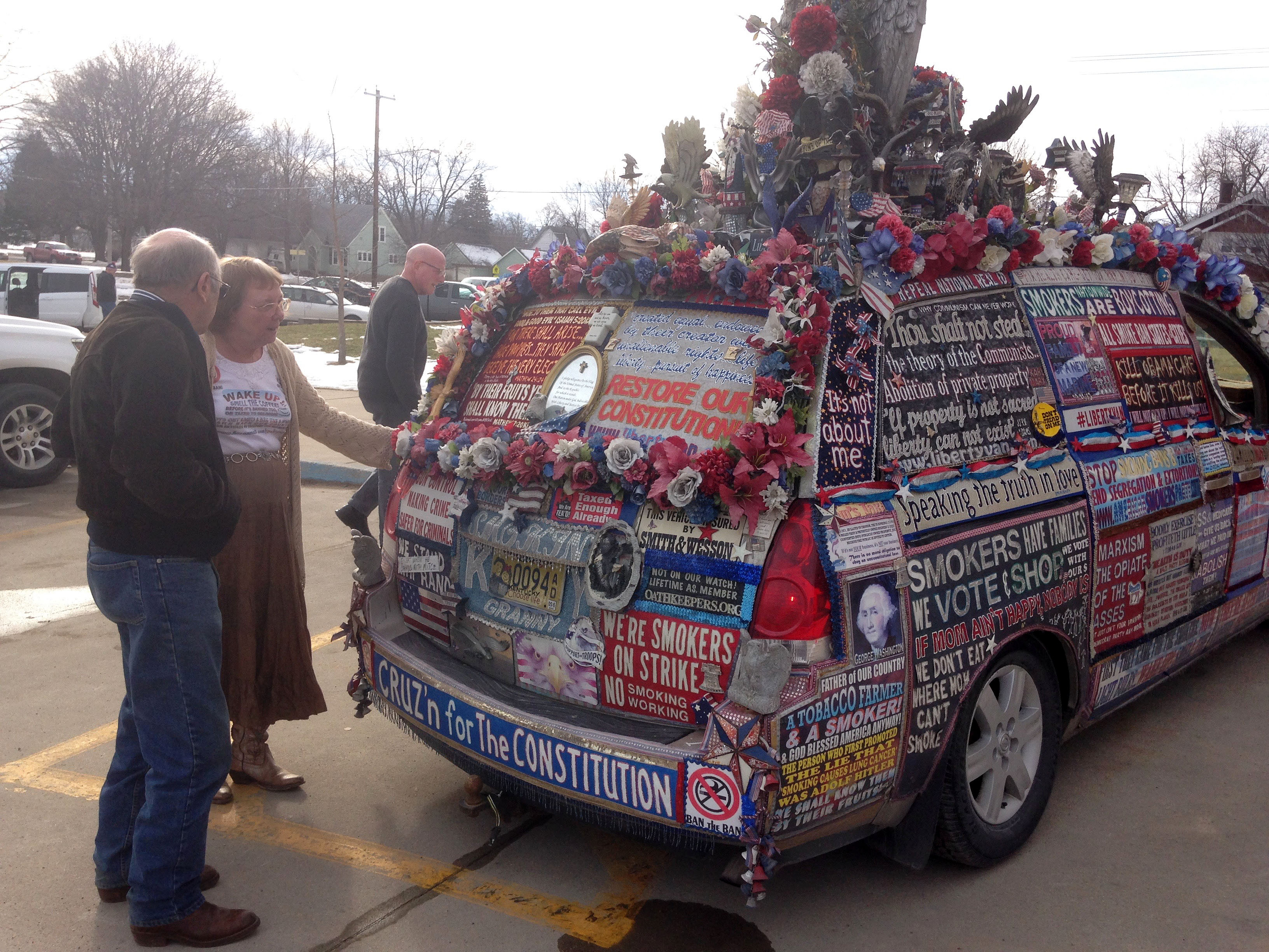 <p>Una simpatizante de Ted Cruz junto a su furgoneta llena de propaganda a favor de este candidato republicano.</p>