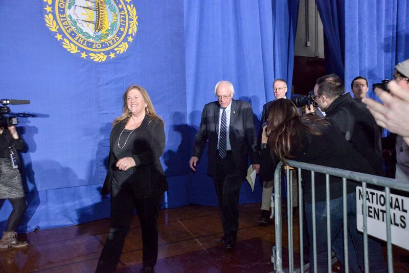 <p>El senador por Vermont llega, acompañado de su mujer, Jane O’Meara Sanders, a la fiesta de campaña en New Hampshire.</p>