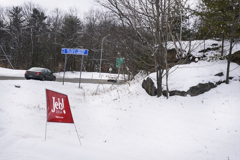 <p>Paisaje nevado en New Hampshire con un cartel a favor de Jeb Bush, quien parte con ventaja en las siguientes primarias, las de Carolina del Sur. En este Estado entre los demócratas la balanza se inclina a favor de la exsecretaria de Estado Hillary Clinton.</p>