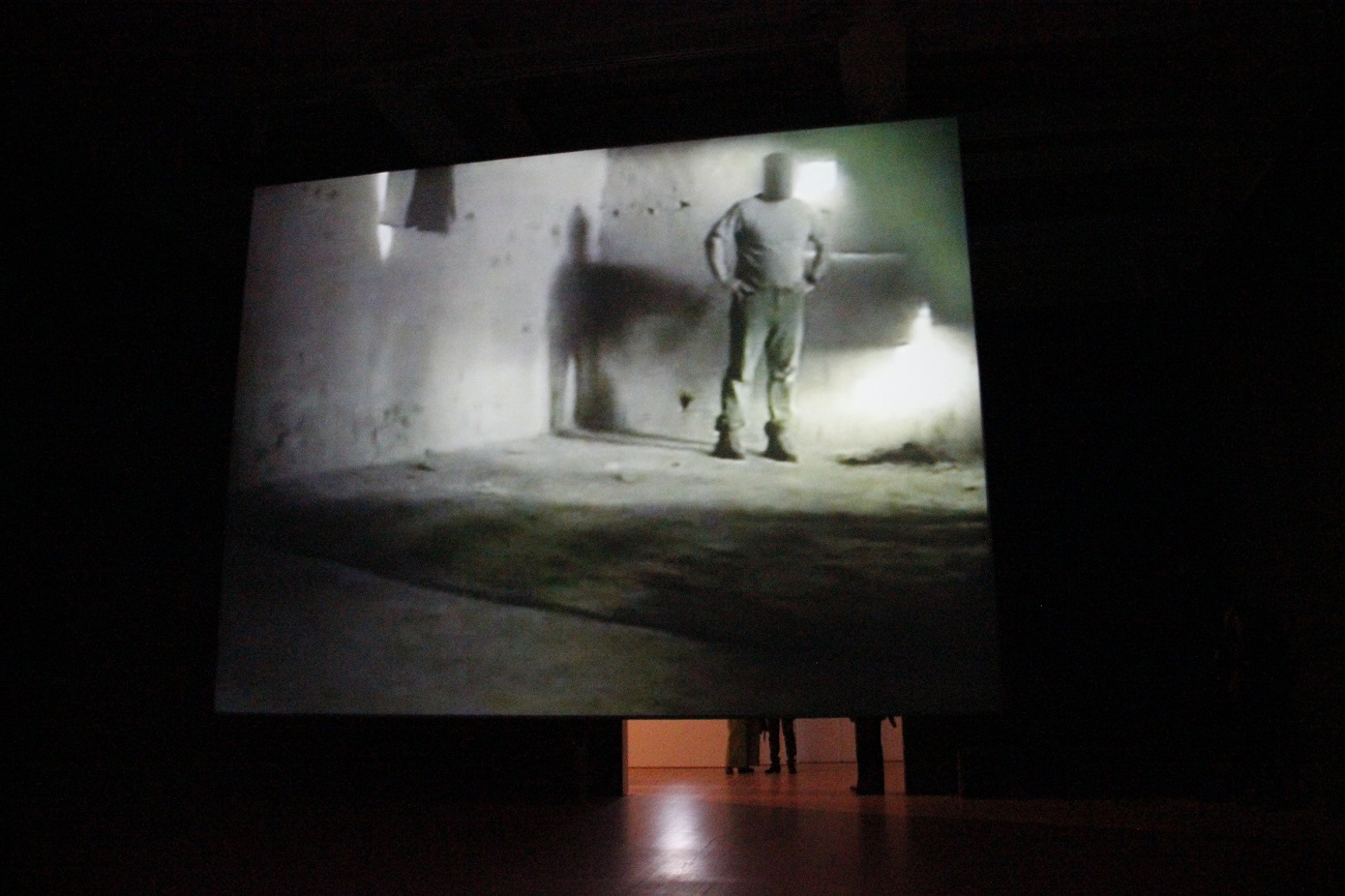 <p>Los reos retratados en el vídeo de la exposición de Poitras terminaron en la prisión de Guantánamo. </p>