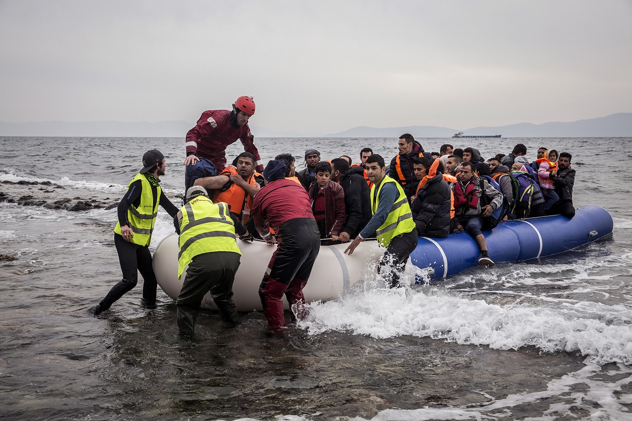 <p>Voluntarios de las ONG Proem Aid, ARCI, Boat Refugee Foundation e Israid ayudan a llevar un bote hasta la costa.</p>