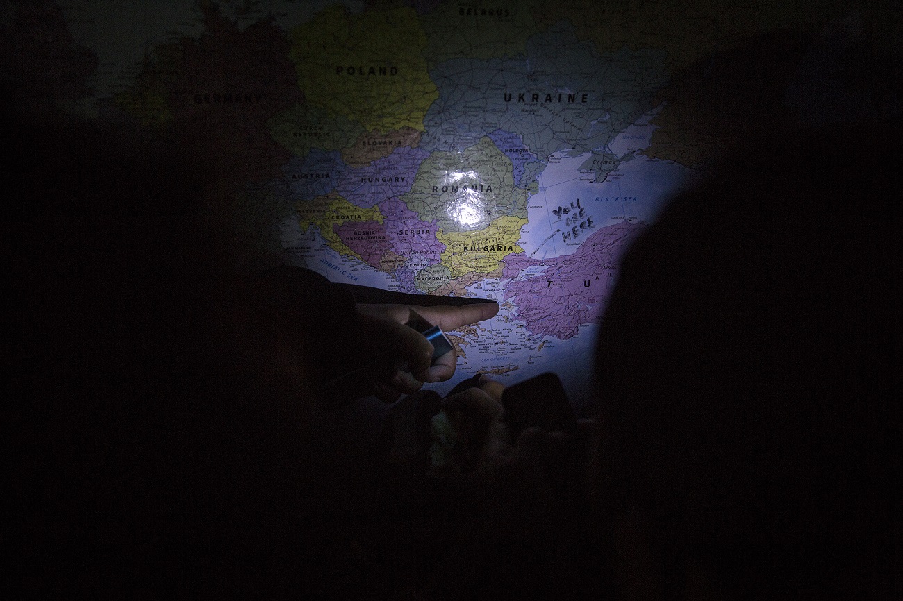 <p>Uno de los paquistaníes señala en un mapa la ruta que siguió desde su país para llegar hasta Lesbos.</p>