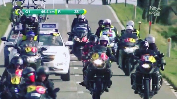 <p>Un ciclista fugado durante la carrera Gante-Wevelgem rodeado de motos</p>