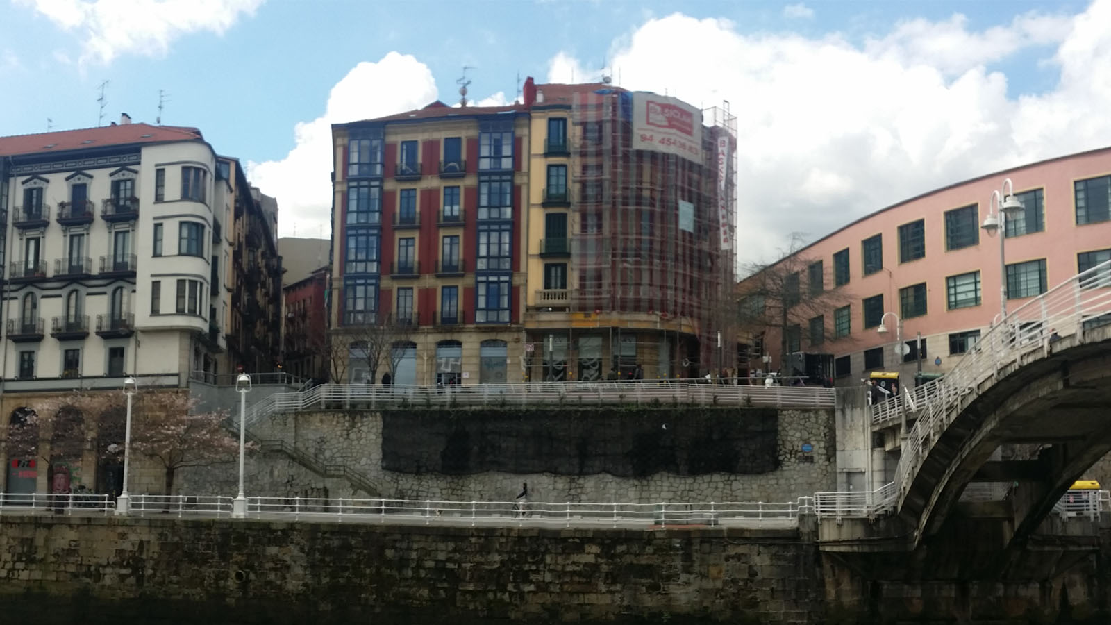 <p>Muelle de Marzana. El barrio está limitado por accidentes naturales e infraestructuras.</p>