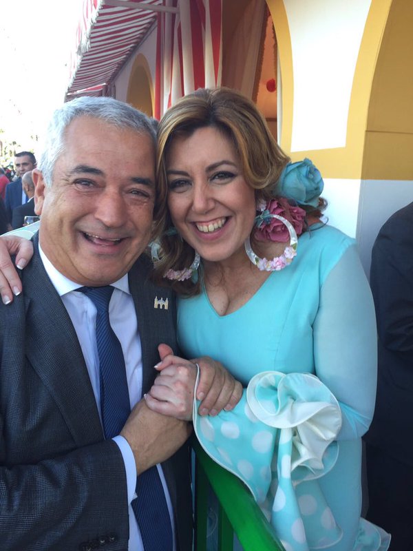 <p>Luis Pineda con Susana Díaz en la Feria de Sevilla. </p>