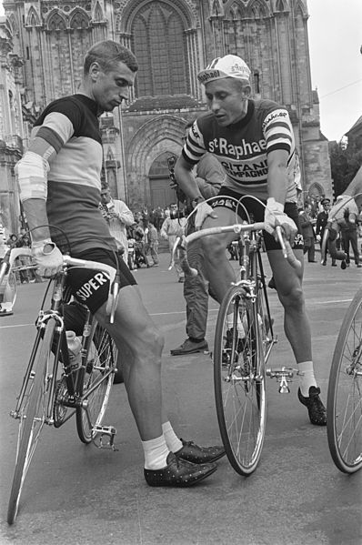 <p>Jacques Anquetil (derecha) habla con Rik Van Looy antes del comienzo de una etapa del Tour de Francia</p>