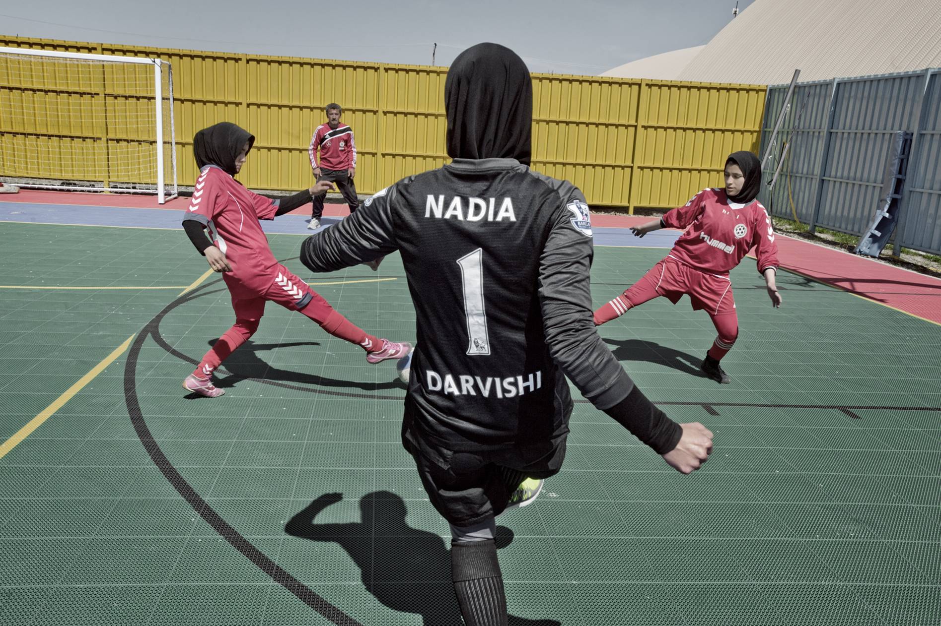 <p>La mayoría de las jugadoras de fútbol son estudiantes de secundaria o universitarias y pertenecen a familias de clase social media y alta. En Kabul existen 16 equipos de fútbol y en 2013 se celebró el primer campeonato femenino. La entrada al campo solo estuvo permitida a los familiares de las futbolistas.</p>