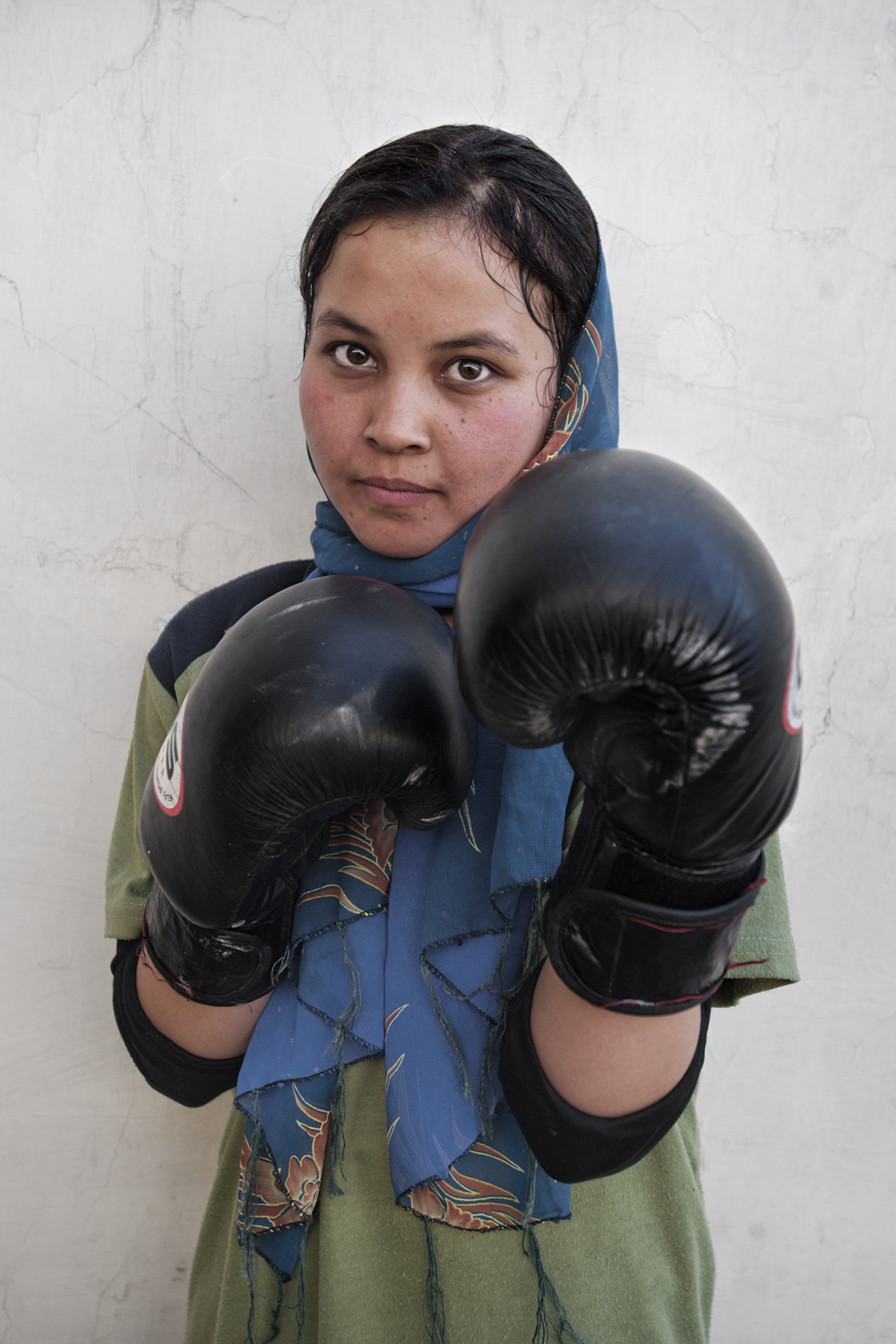 <p>Fauzia tiene 13 años y es boxeadora. No quiere contraer matrimonio para poder continuar estudiando cuando acabe la educación secundaria. Una organización humanitaria afgana se encarga de la dotación deportiva, del transporte desde su casa al lugar de entreno y de pagarle un euro y medio por cada día que boxea.</p>