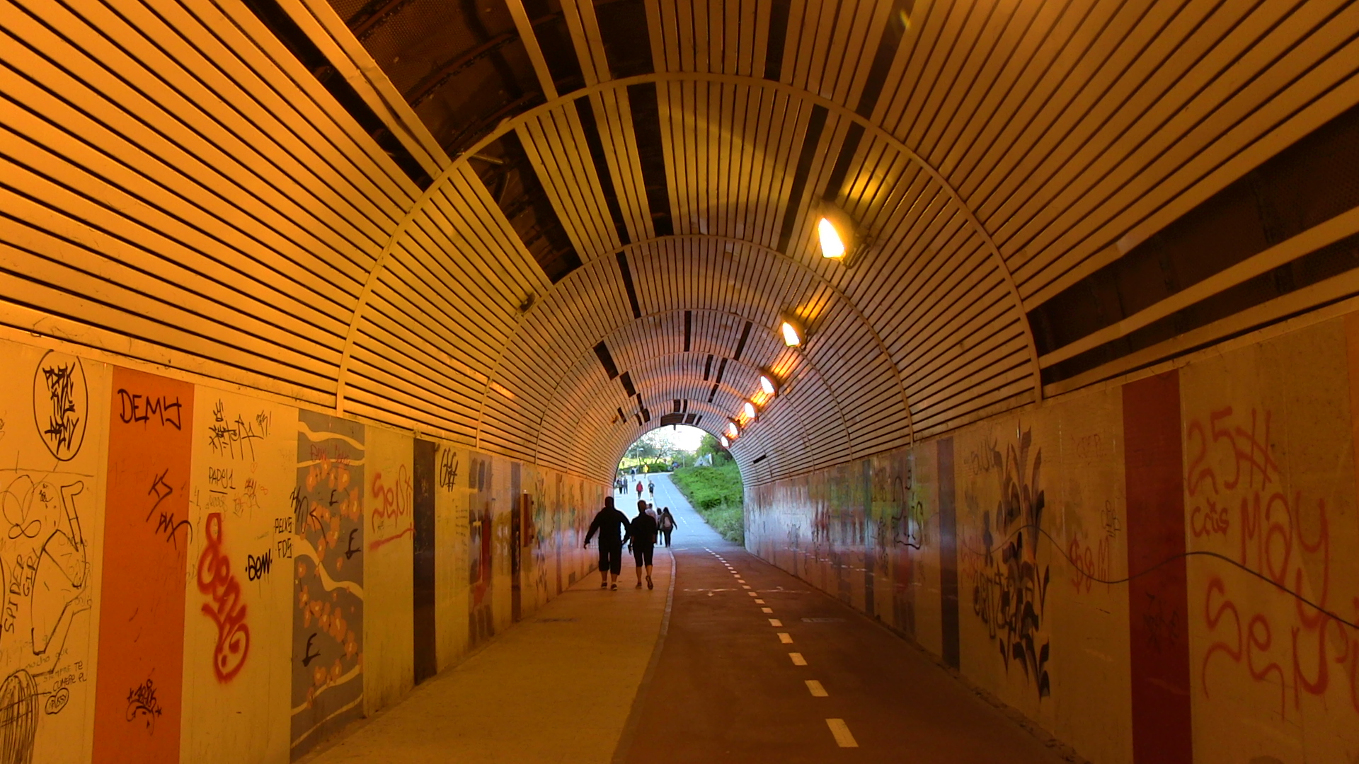 <p>Un túnel une la parte verde del barrio, donde está el parque Pegaso, con las edificaciones.</p>