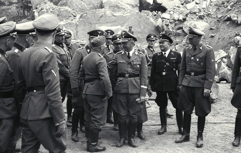 <p>Heinrich Himmler con oficiales de las Waffen-SS en Mauthausen </p>