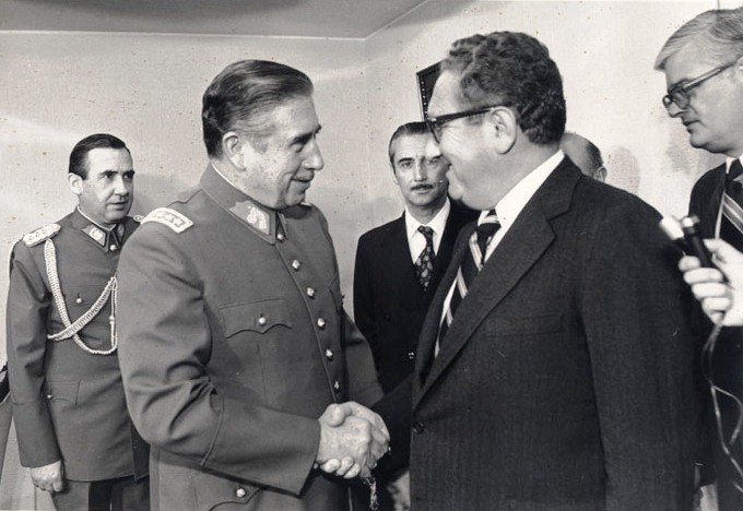 <p>Augusto Pinochet y Henry Kissinger, Secretario de Estado de EE.UU., en 1976.</p>