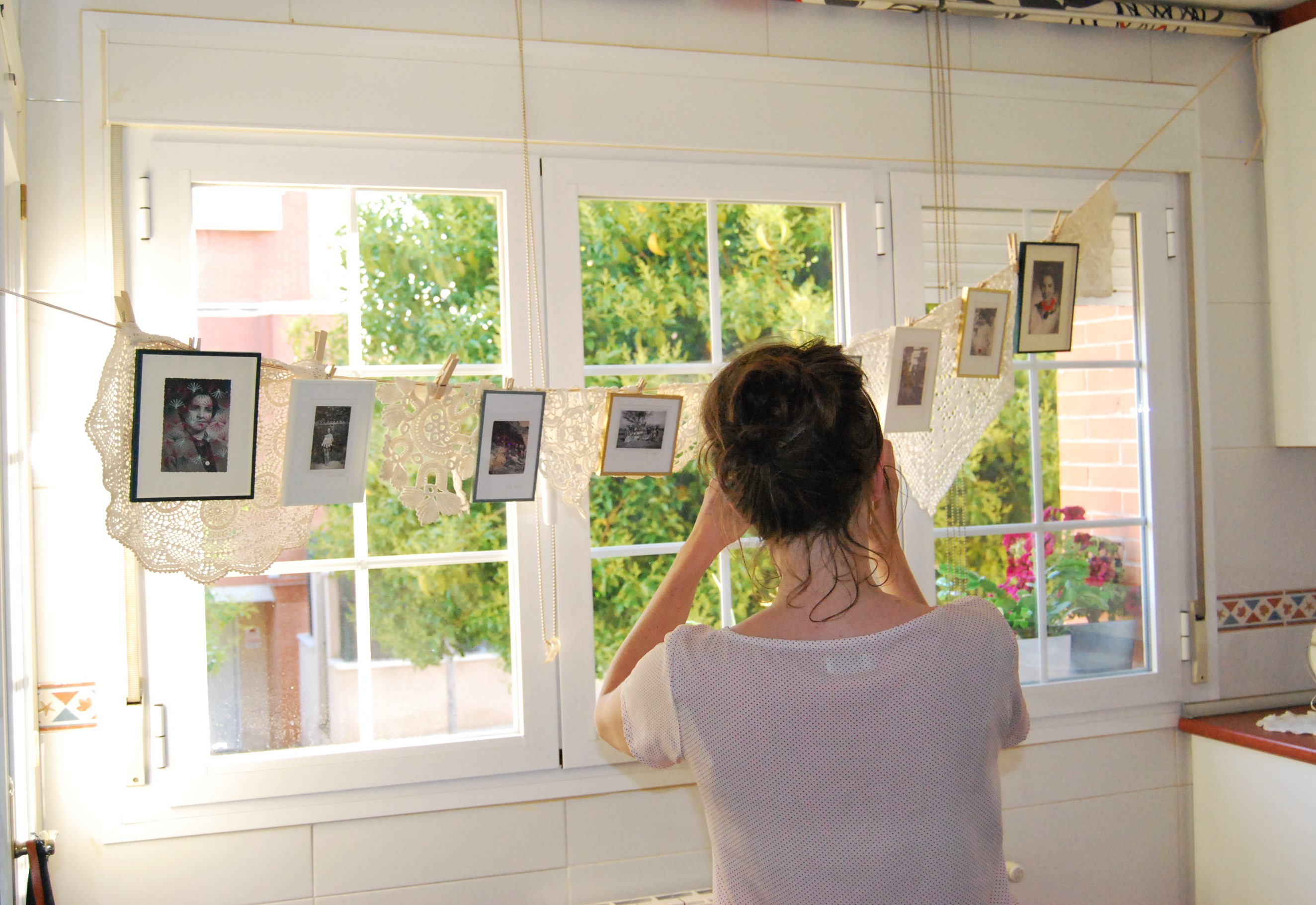 <p>Bárbara Vidal montando la <em>Ladies’ Room</em>. En la foto, con obra de Maite Ortega.</p>