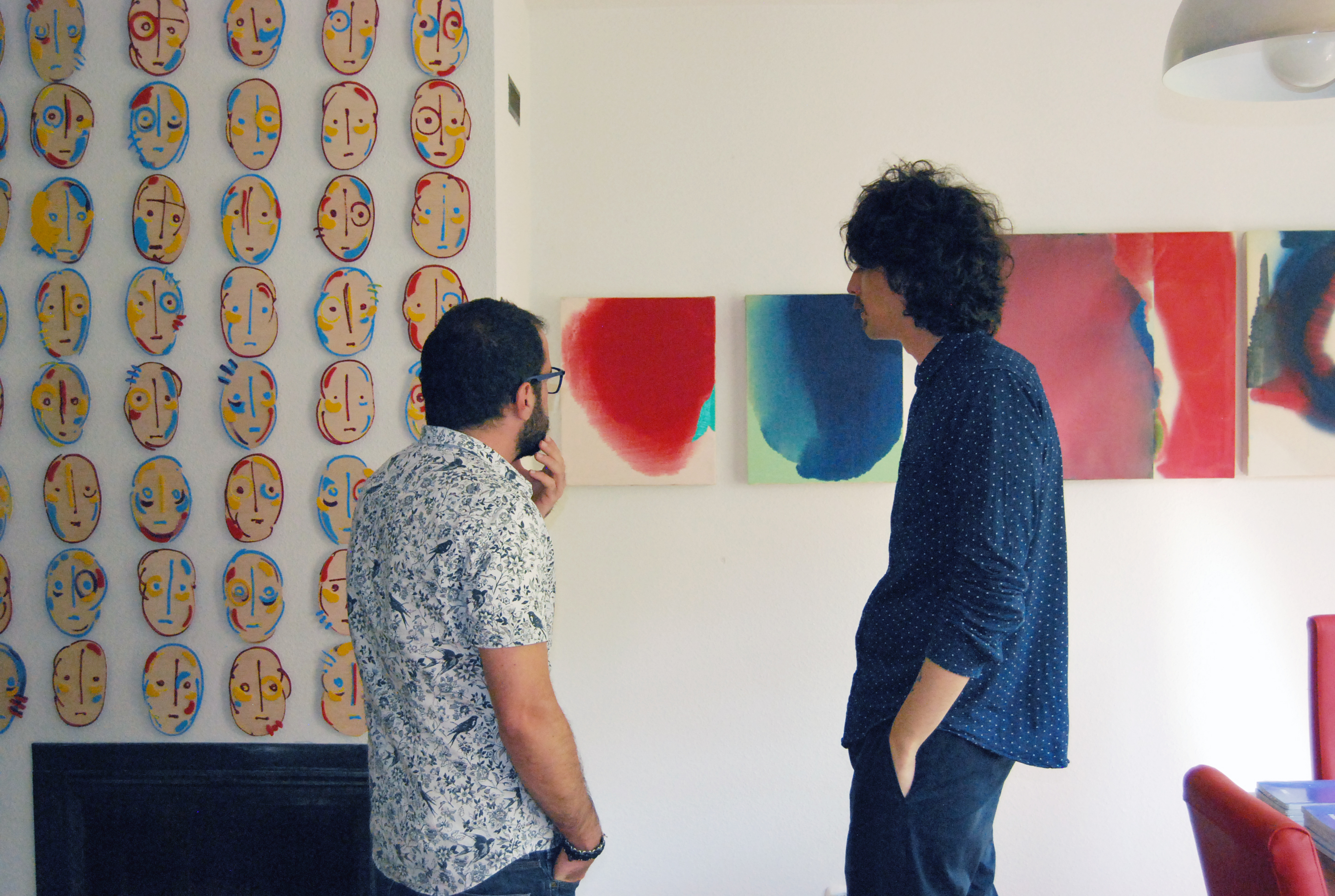 <p>Los artistas Antonio Labella y Rubén Rodrigo. Puede verse la serie de Rodrigo a la derecha y la de Santiago Pani a la izquierda.</p>