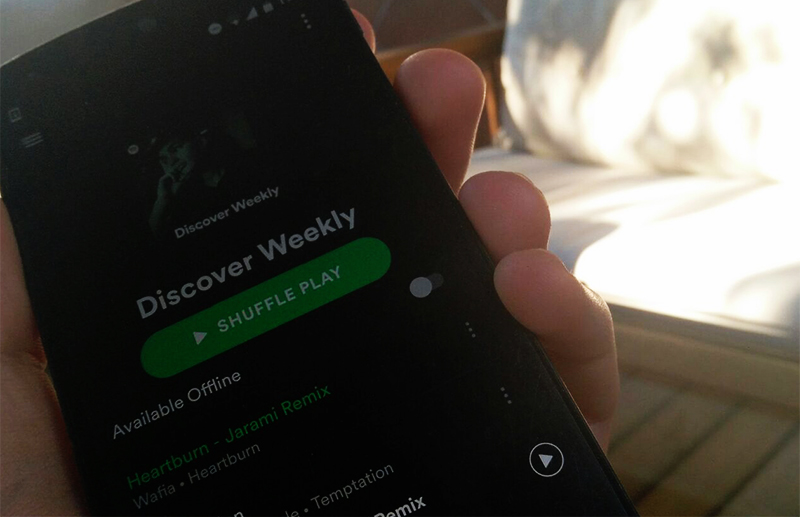 <p>Discover Weekly, un servicio de Spotify, ofrece una recomendación de música usuario por usuario.</p>