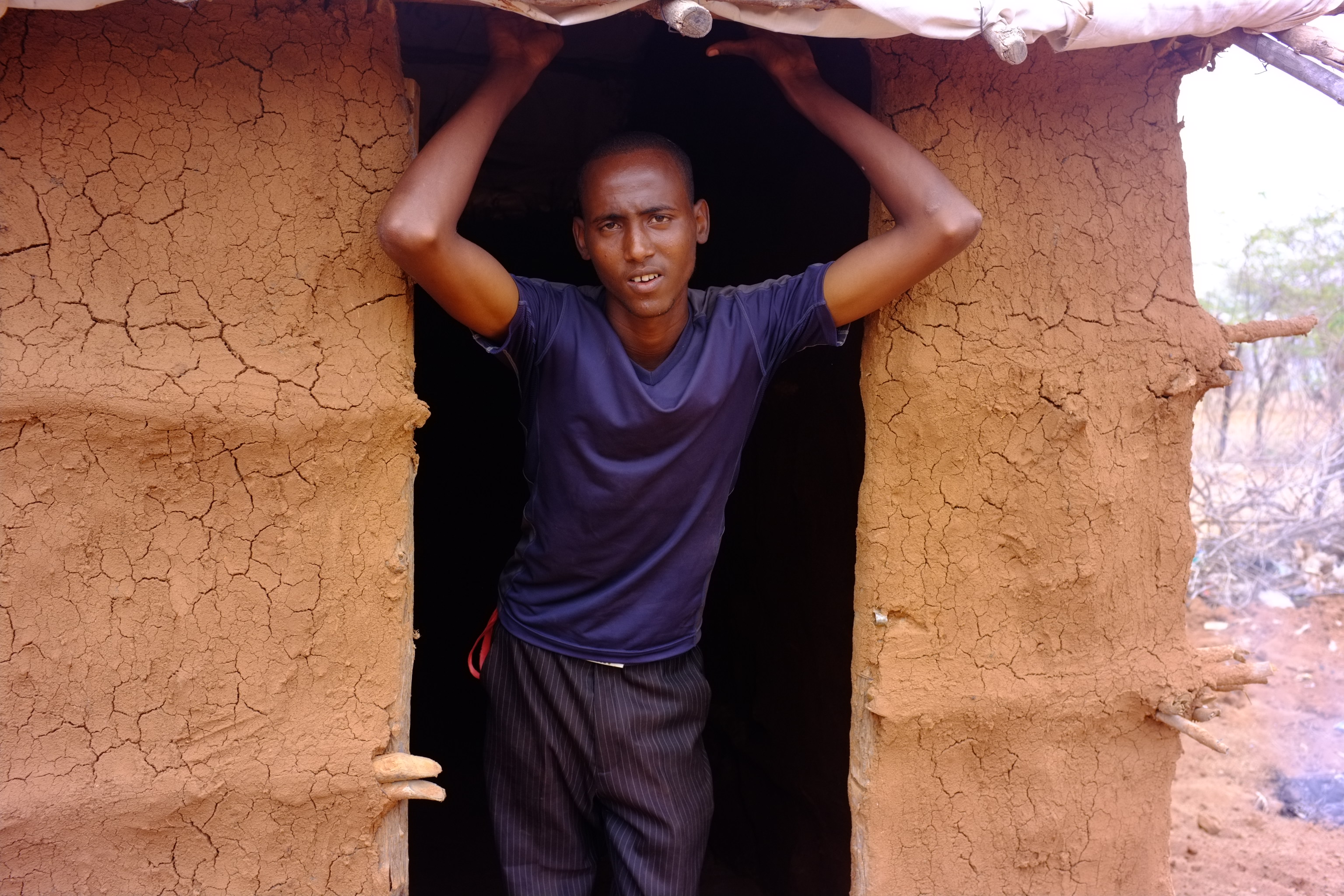 <p>Nisho es portador en el mercado del campo. Nació en pleno trayecto a Dadaab en 1991, mientras sus padres huían de la guerra en el centro de Somalia.</p>
