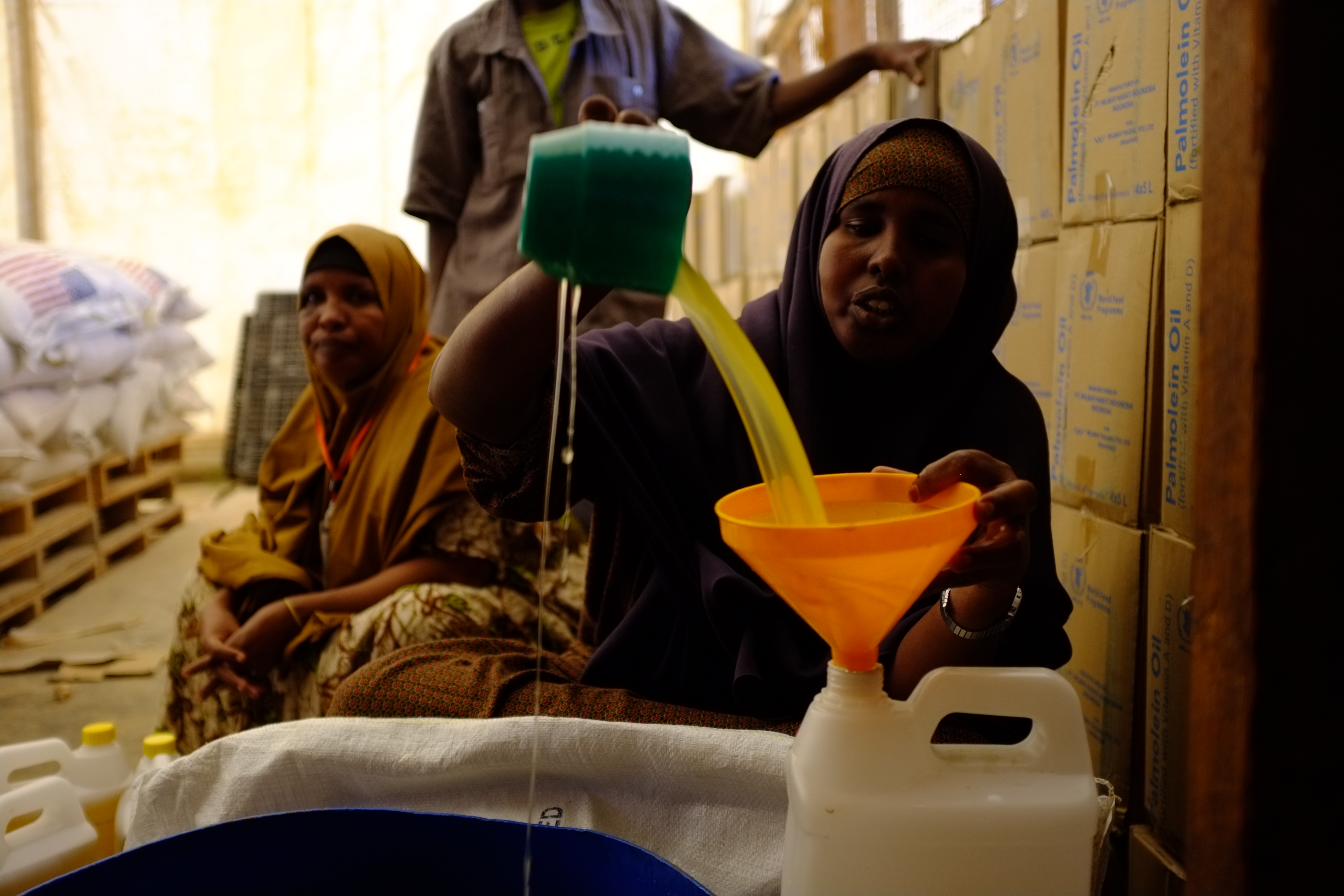 <p>Las raciones de comida distribuidas por las Naciones Unidas suponen el único acceso a la comida para la inmensa mayoría de habitantes de Dabaad. Desde la fundación del campo, y sobre todo a partir de su espectacular crecimiento, las raciones escasean. Sin embargo, venden parte de la comida que reciben. Es la única manera que tienen de acceder al dinero para comprar cualquier otra cosa que no sea alimentos.</p>