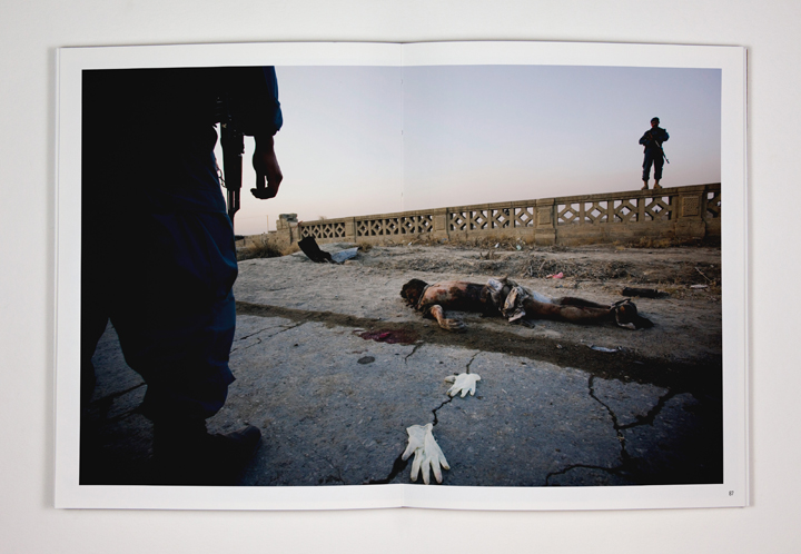 <p>Los restos de un supuesto suicida yacen en la calle mientras ante la mirada de un policía afgano. El terrorista, que conducía un vehículo lleno de explosivos, detonó una bomba junto a un convoy militar americano en Kabul. 12 de noviembre de 2010, Kabul, Afganistán.</p>