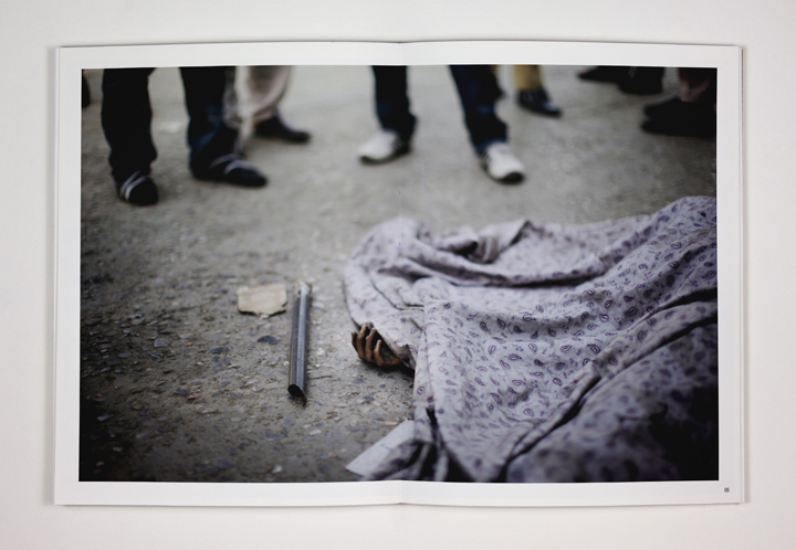 <p>El cadáver de un civil, que parece haber sido un transeúnte inocente, yace en la calle después de un tiroteo en el centro de Kabul. 18 de junio de 2011.</p>