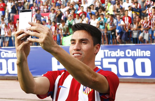 <p>Gaitán haciéndose un selfie el 19 de julio durante su presentación</p>