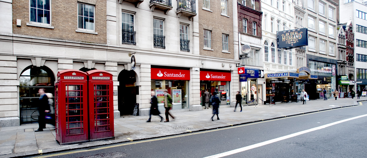 <p>Una oficina del Banco Santander, en Londres.</p>