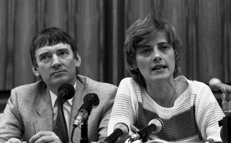 <p>Petra Kelly y Otto Schily, en una rueda de prensa tras las elecciones federales alemanas de 1983.</p>