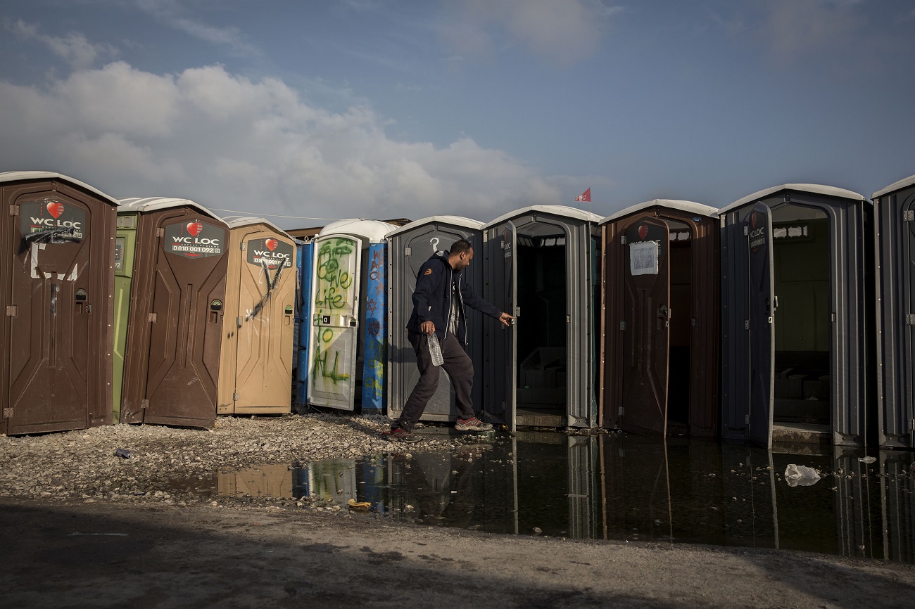 <p>Fila de baños químicos. La deficiente instalación y la falta de alcantarillado hacen que las aguas fecales se filtren desde los servicios, creando grandes charcos. </p>