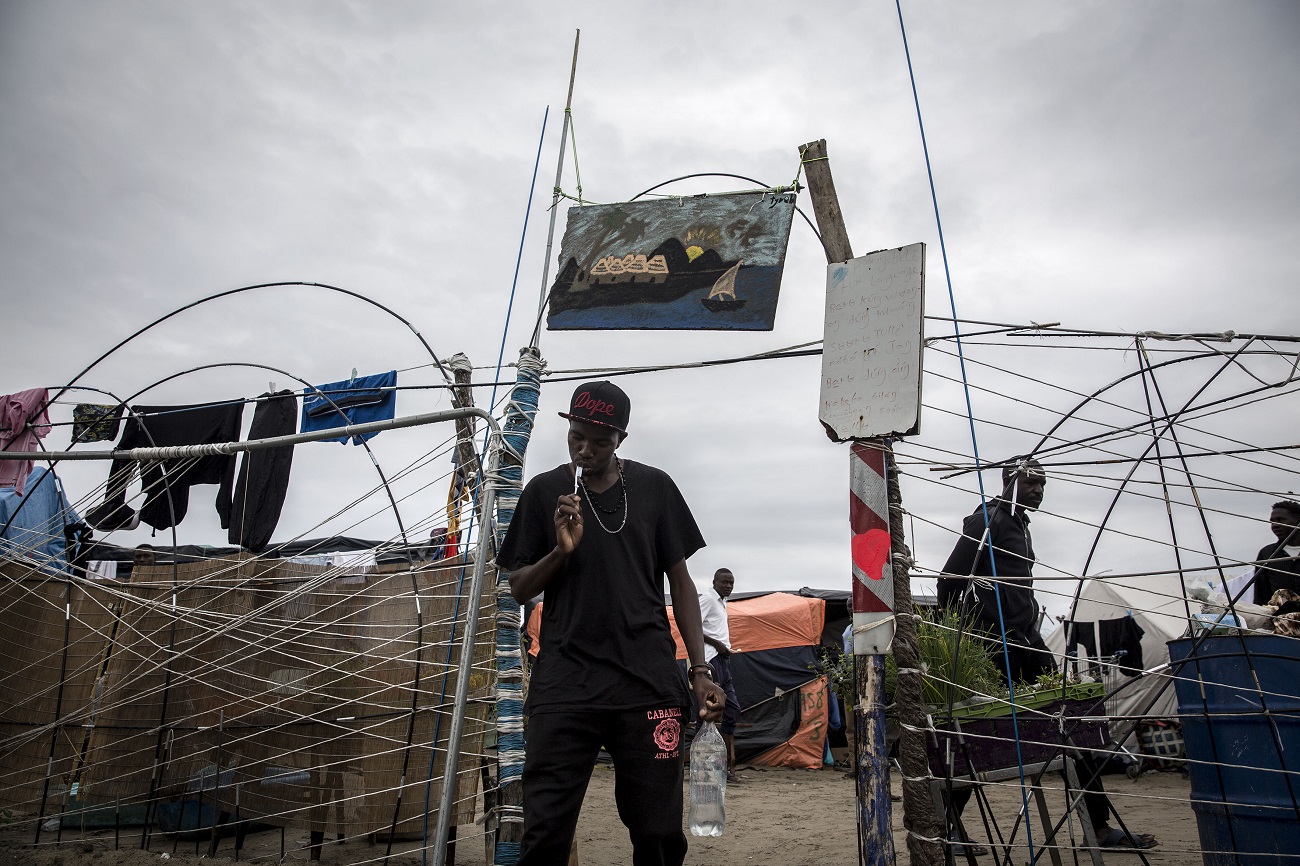 <p>Un migrante sudanés se lava los dientes por la mañana. El último censo de población efectuado en el campamento de Calais indicaba que un 45% de sus residentes procedía de Sudán. </p>