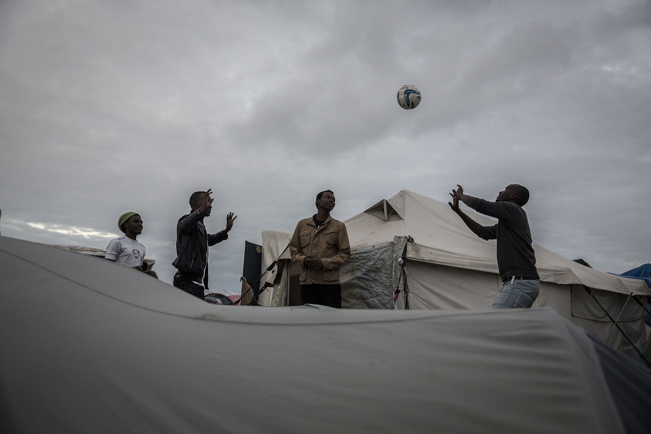 <p>Un grupo de sudaneses juega con una pelota junto a las tiendas de campaña donde viven. </p>