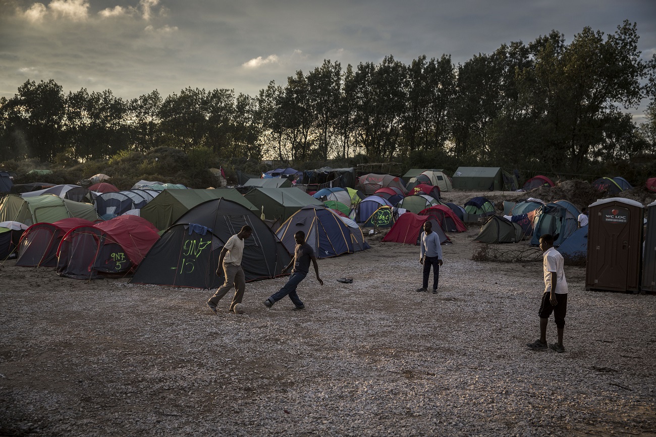 <p>Cuatro hombres juegan al futbol en una zona de la<em> jungla </em>habitada mayoritariamente por sudaneses. </p>