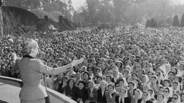 <p>Evita Perón dando un discurso frente a una multitud de mujeres</p>