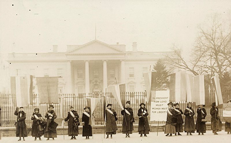 <p>National Womens's Party ante la Casa Blanca. </p>
<p> </p>
<p> </p>