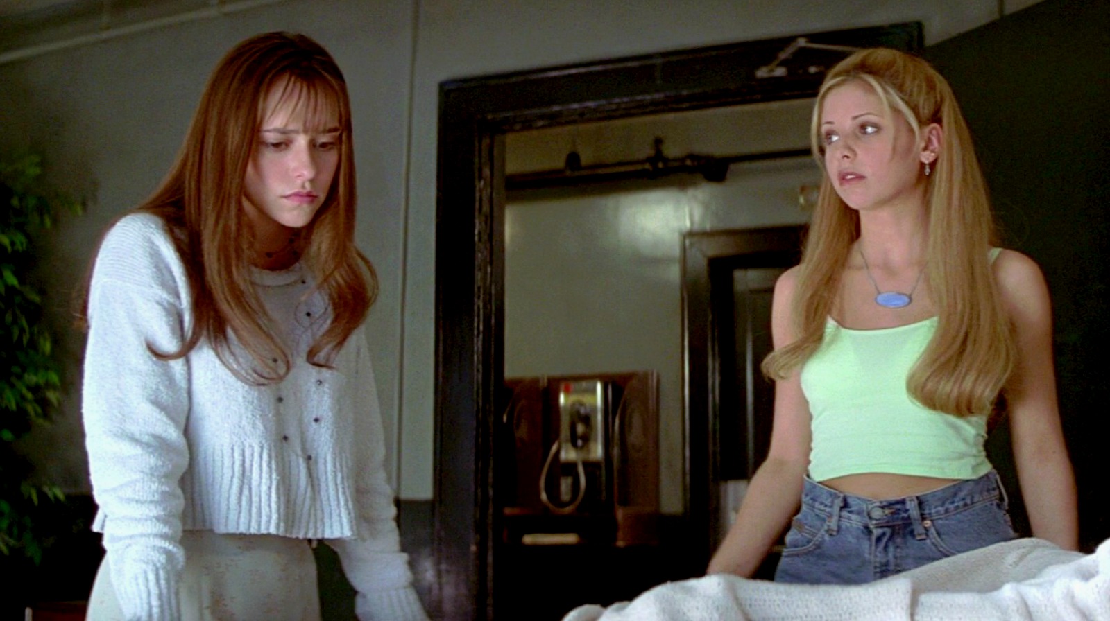 <p>Jennifer Love Hewitt y Sarah Michelle Gellar, en <em>Sé lo que hicisteis el último verano</em> (1997).</p>