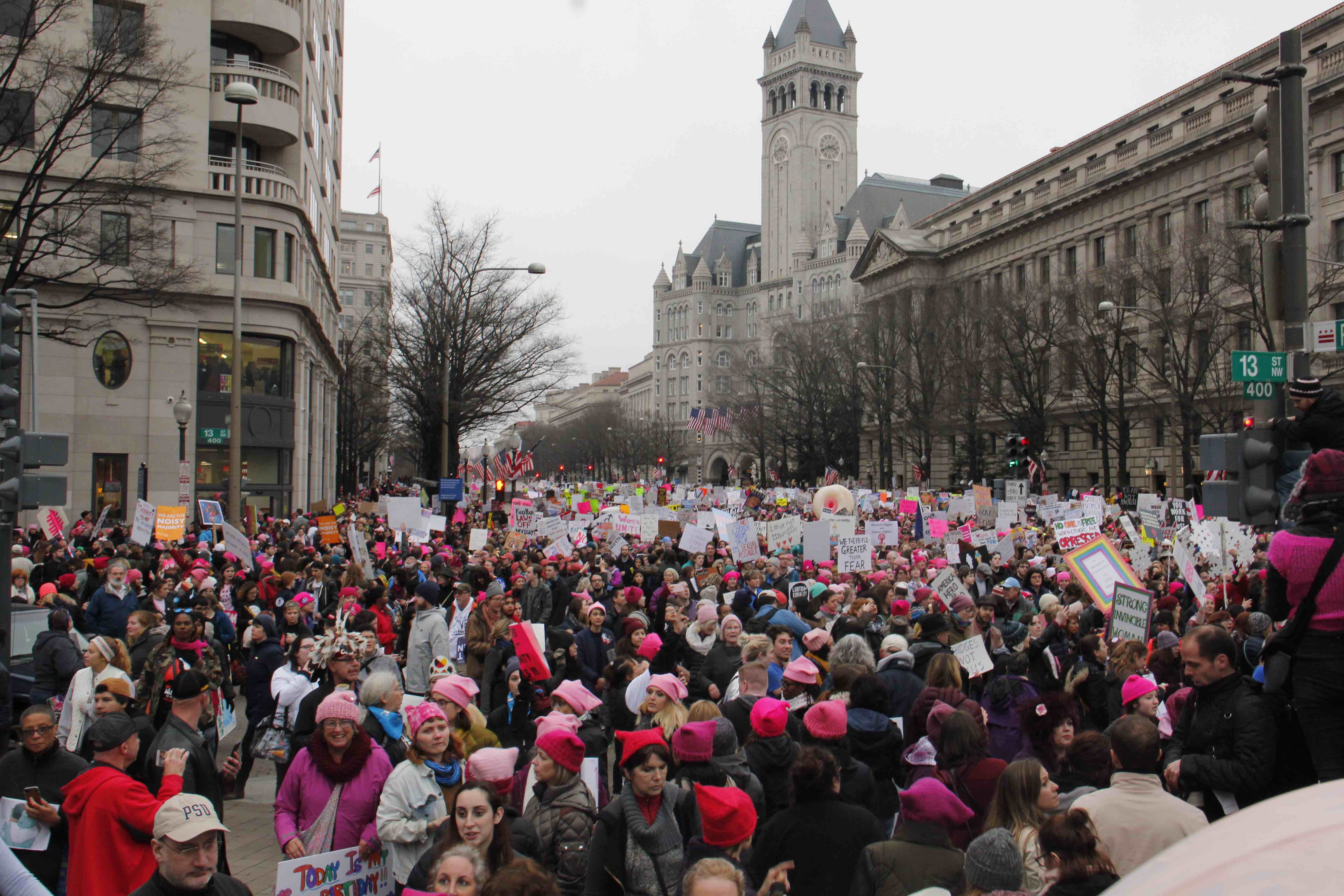 <p>La Marcha de las Mujeres sobre Washington congregó a medio millón de personas, el doble que la investidura de Donald Trump, que tuvo lugar el día anterior. </p>