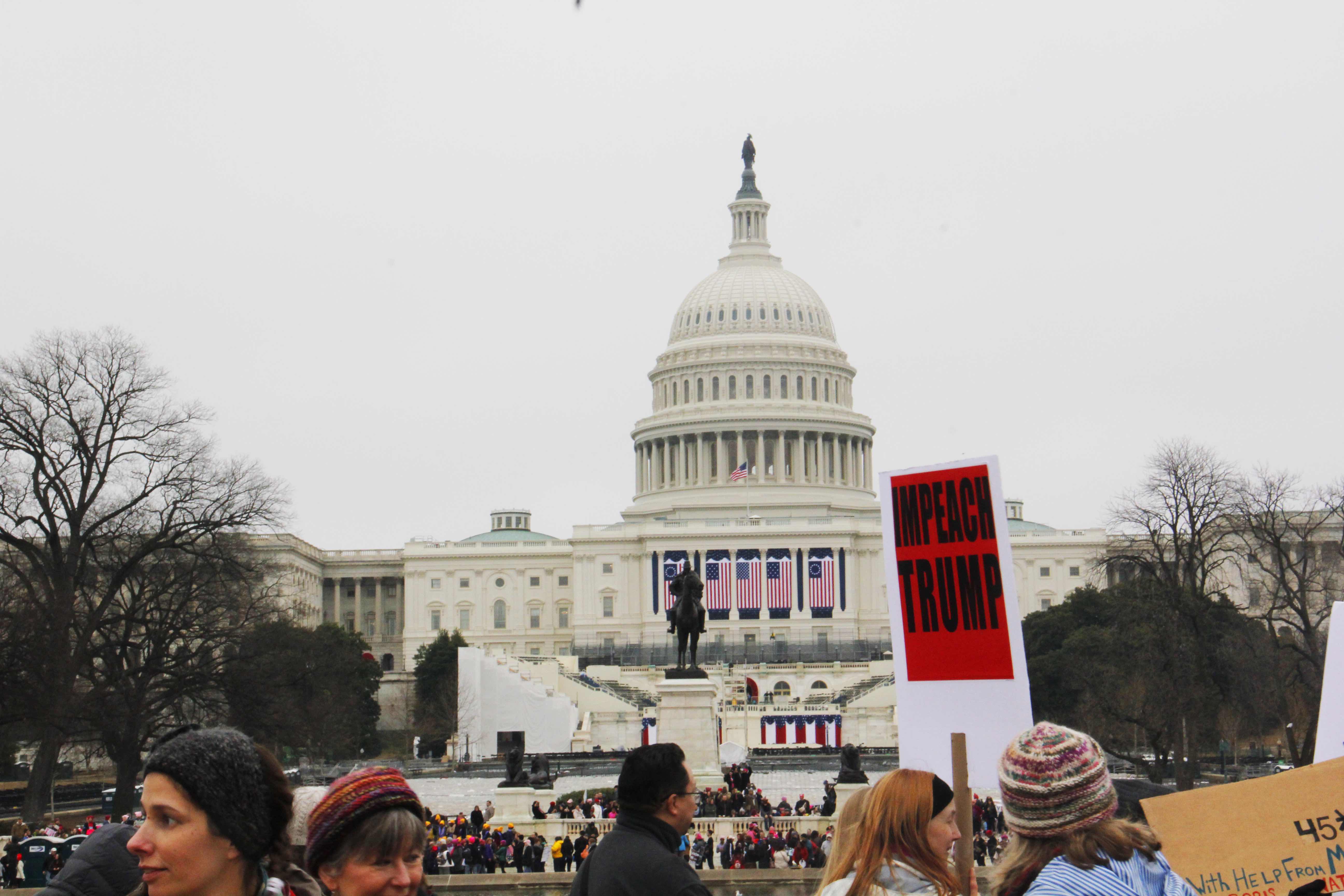 <p>Muchos manifestantes reclamaban que el senado investigue a Trump. En la foto, una pancarta con dicha demanda, sobre el fondo del Capitolio. </p>