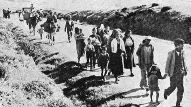 <p>Miles de refugiados huyen tras la caída de Málaga en manos de las tropas franquistas.</p>