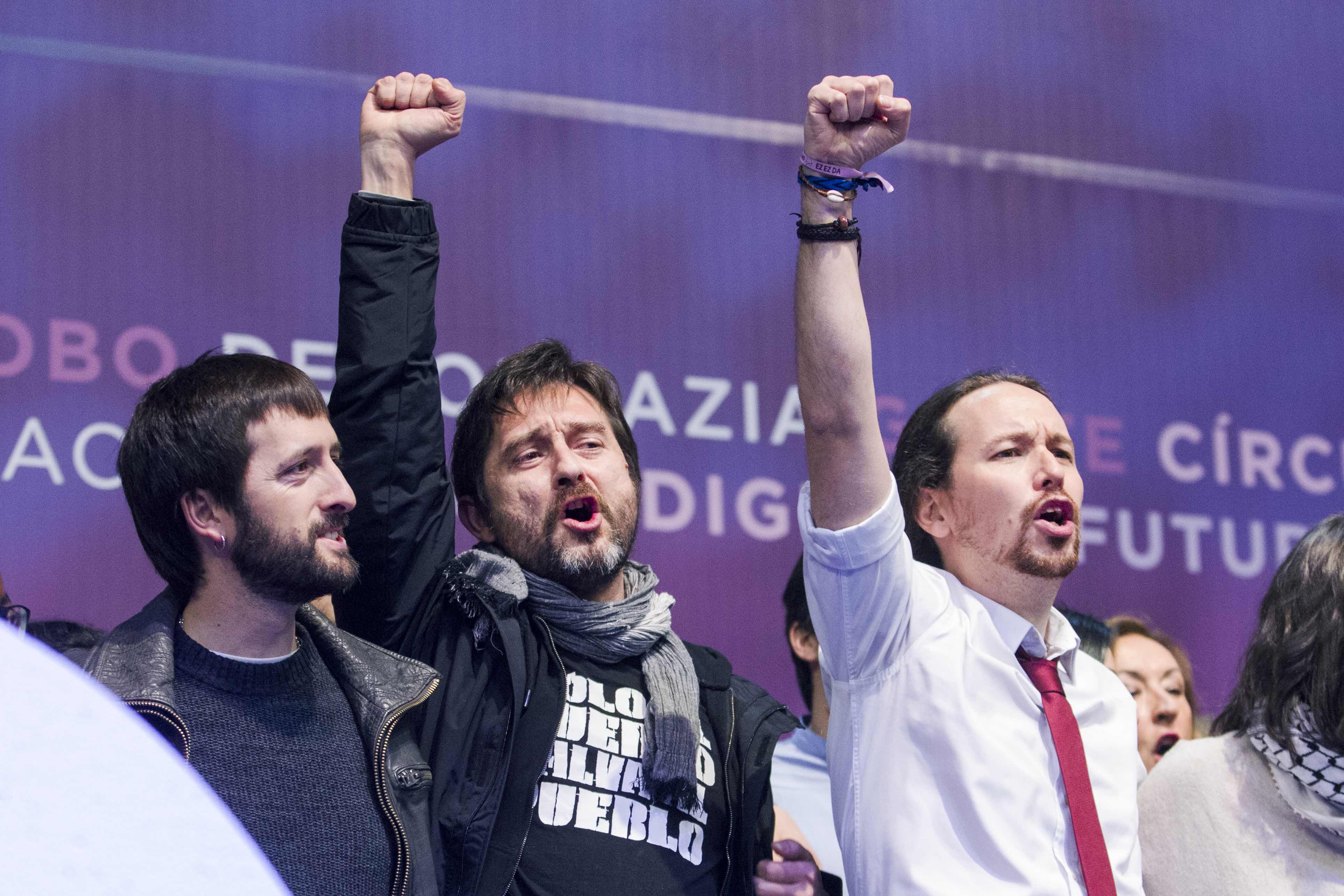 <p>Rafa Mayoral y Pablo Iglesias, puño en alto.</p>