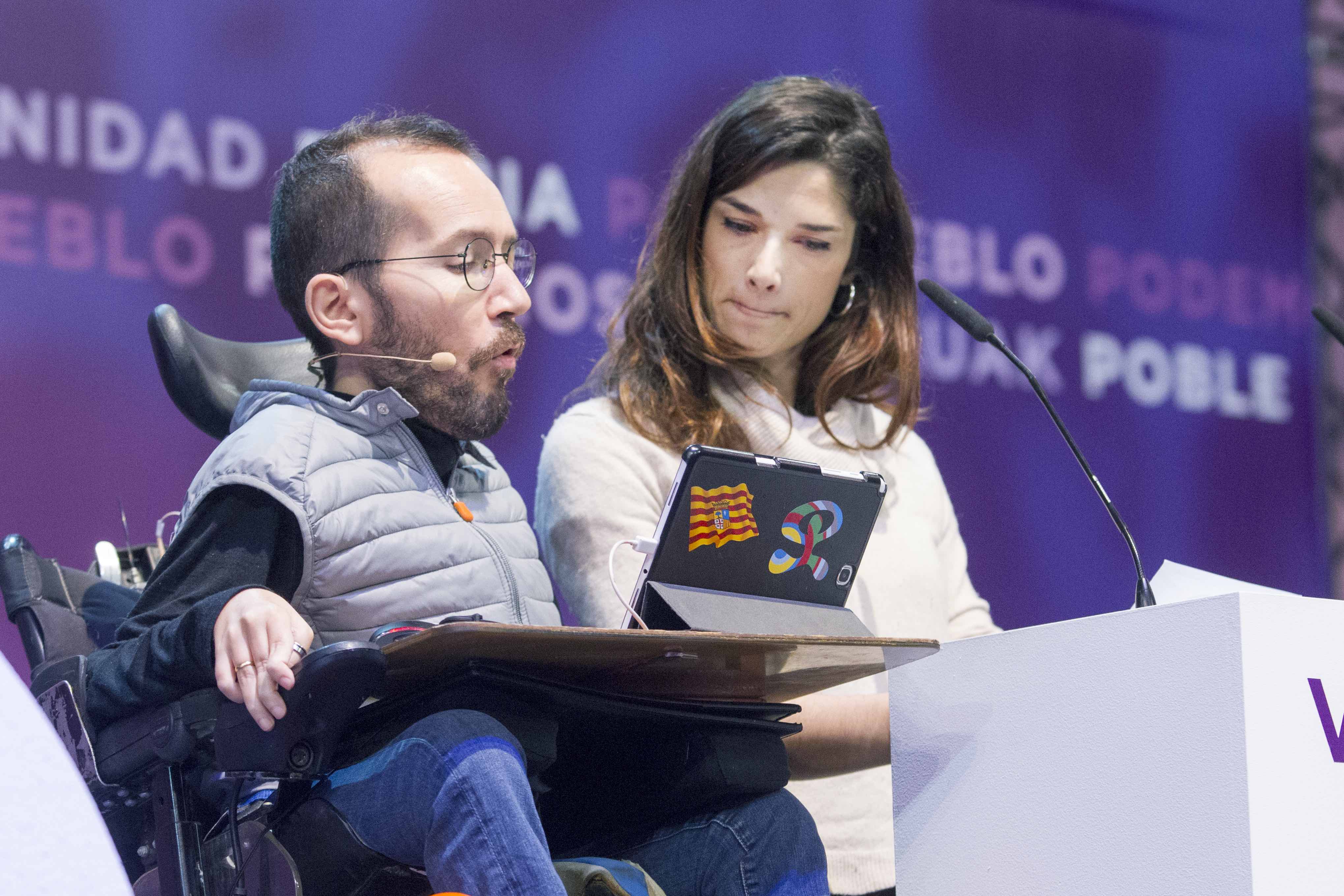 <p>Pablo Echenique leyendo los resultados de las votaciones. </p>