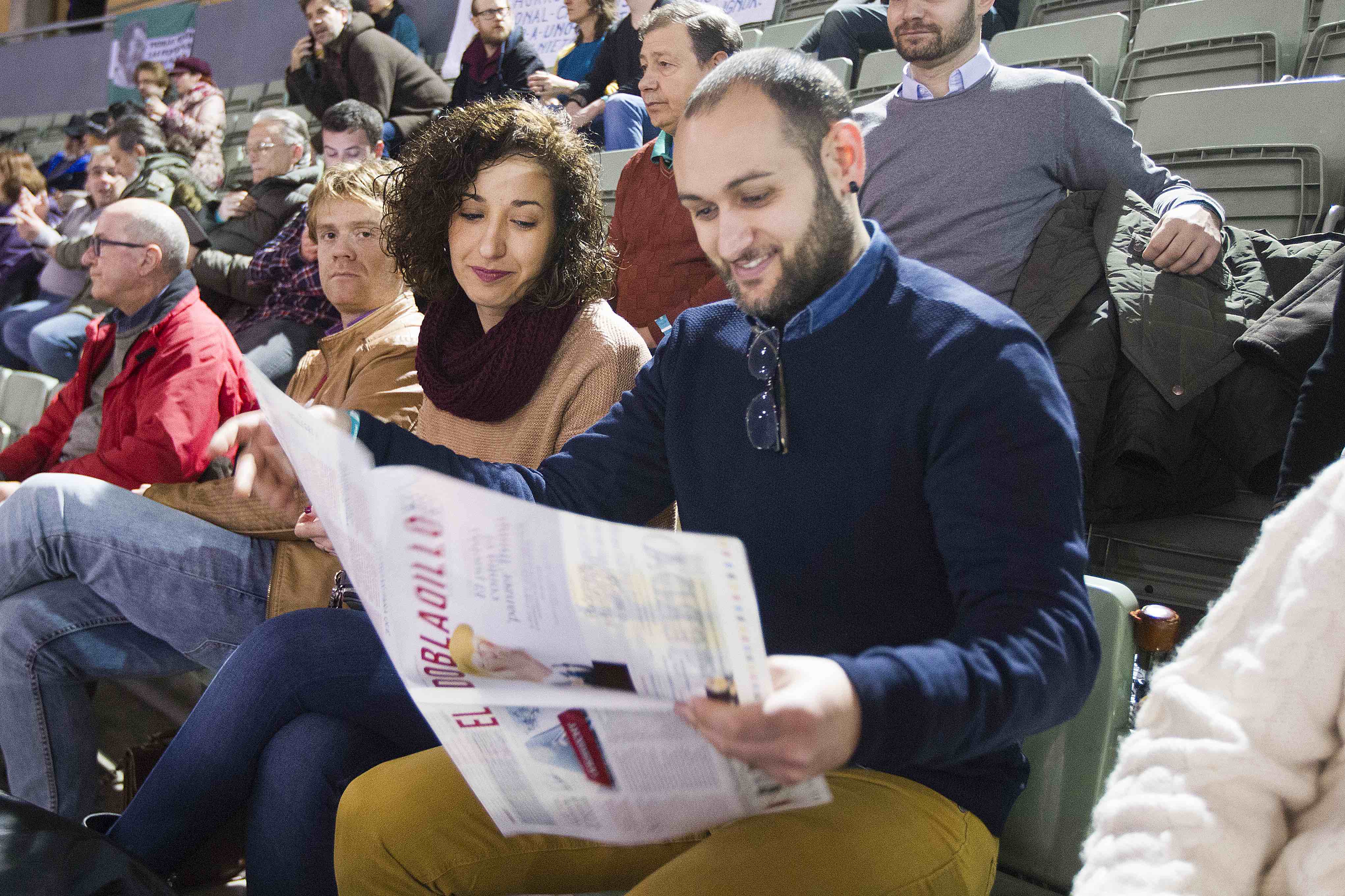 <p>Algunos asistentes leyendo El Dobladillo, el nuevo papel mensual de CTXT.</p>