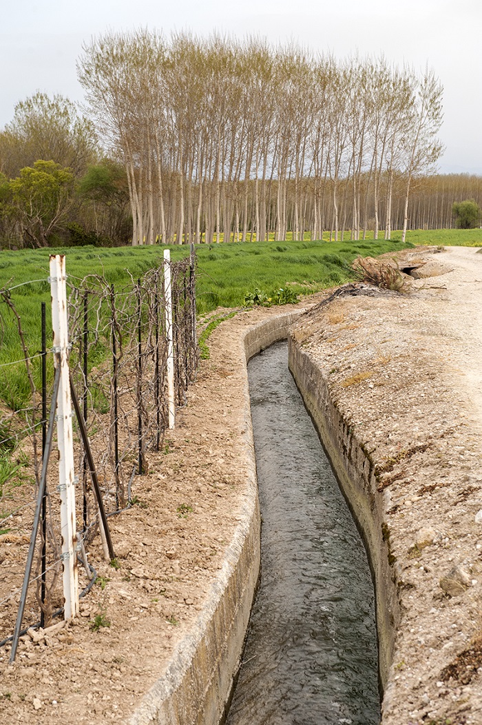 <p>Acequia, en funcionamiento, en Valderrubio.</p>